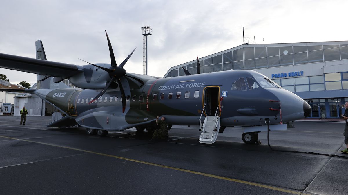 V Česku přistálo druhé armádní letadlo CASA